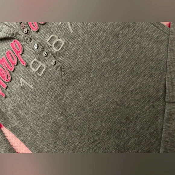 🩶Aeropostale Gray Top with Pink Lettering Size Medium 🩶 - Picture 5 of 5